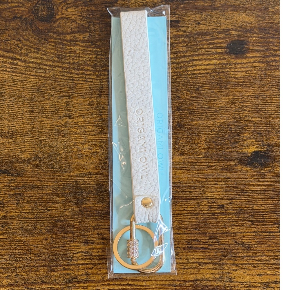 Origami Owl White Pebbled Leather Wristlet Keychain Gold Hardware NEW